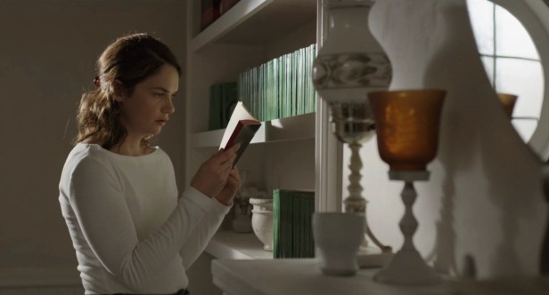 i-am-the-pretty-thing-that-lives-in-the-house-2016_00_33_16_00055